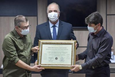 Em solenidade, vereadores prestam homenagem aos profissionais que atuam contra a covid-19 em Laranjeiras do Sul